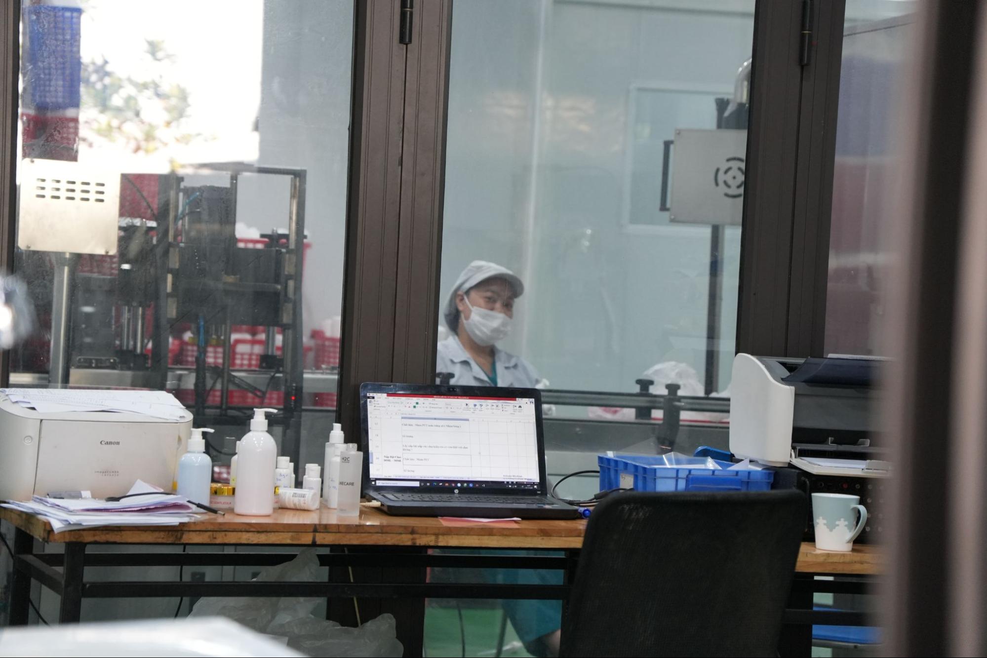 Kiểm định chất lượng nguyên liệu đầu vào bao gồm cả nguyên liệu nhập khẩu.