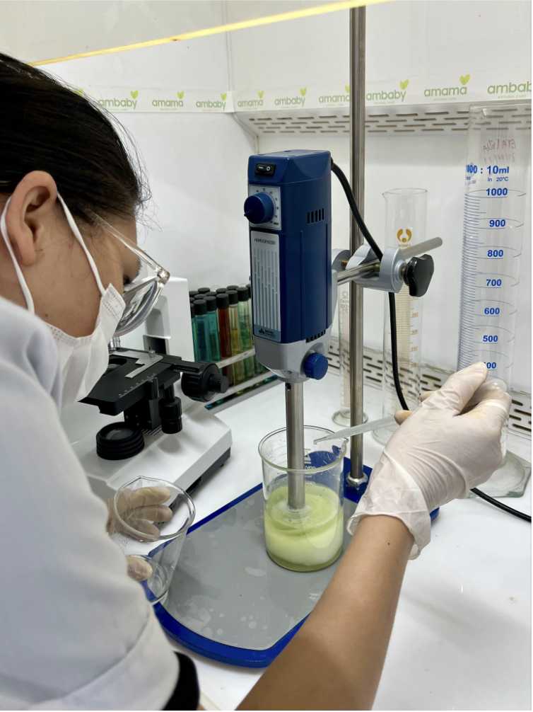 Nghiên cứu công thức tại Tân Hương Cosmetics Lab